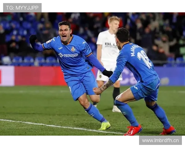 皇家马德里进攻效率表现亮眼,结构漏洞显现,赛季稳固性面临考验 皇家马德里进攻效率表现亮眼,结构漏洞显现,赛季稳固性面临考验