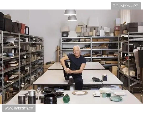 埃琳·安德森看球时居然带着满桌奢侈品，感觉她是在开秀场不是比赛啊？