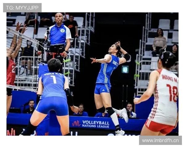 李盈莹下场像换了个人，购物袋比我一个月工资多，看着真让人酸