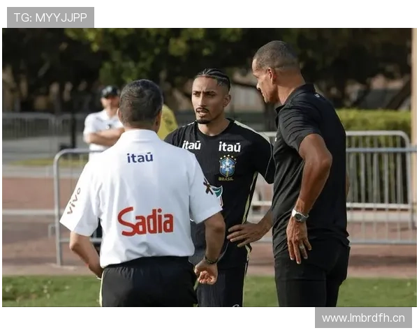 拉菲尼亚训练完顺手给全家买了个岛？